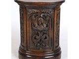 une table d'appoint ancienne en bois sculpté, avec des motifs sculptés sur le plateau