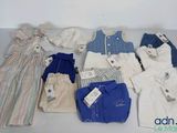 beaucoup de vêtements pour bébés posés sur une table