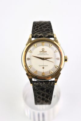 une image montrant un gros plan d'une montre-bracelet posée sur un socle en verre