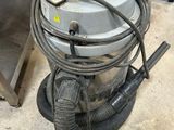 a machine that is sitting on the floor in a room