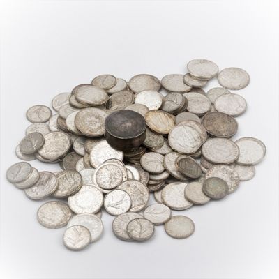 une pile de pièces d'argent sur une surface blanche