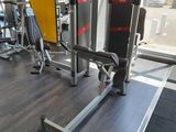 une salle de sport avec une rangée de machines