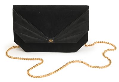 une pochette noire avec une bandoulière en chaîne dorée