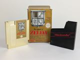 Deux jeux Nintendo sont posés l'un à côté de l'autre sur une table