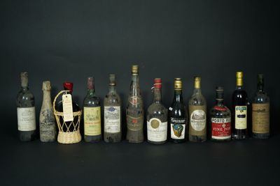 Lot de 12 bouteilles de vins et spiritueux divers comprenant…