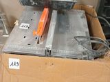 une boîte contenant quelques outils