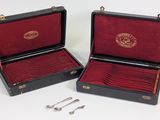 une paire de couverts dans un coffret doublé de velours rouge