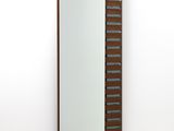 une image représentant un miroir accroché au mur