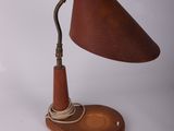 une lampe posée sur une table