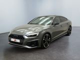 Une Audi RS4 grise est garée dans une grande pièce