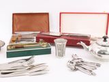 plusieurs articles d'argenterie, notamment une théière, une théière, des cuillères et une boîte