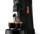 une cafetière devant laquelle se trouvent deux tasses de café