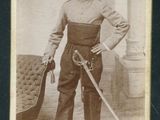 une vieille photo d'un homme en uniforme, muni d'une épée