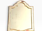 un miroir accroché au mur