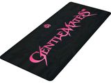 un gros plan sur un tapis de souris gaming noir et rose