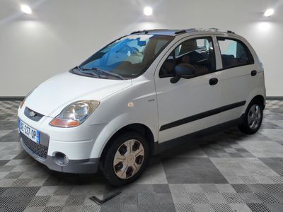 la photo d'une petite voiture blanche garée dans un garage