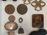 un grand nombre d'objets posés sur une table