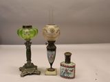 trois vases différents et une lampe posés sur une table