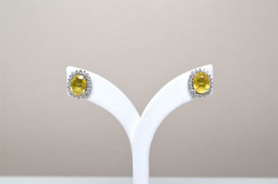 Une paire de boucles d'oreilles en argent sertie de 2 saphir…
