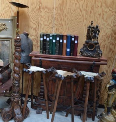 de nombreuses antiquités exposées dans une pièce