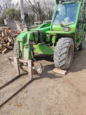 un tracteur vert garé sur le bord de la route