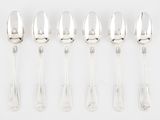 six cuillères en argent et une cuillère dont le manche repose sur une surface blanche