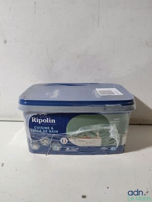 un récipient en plastique avec un couvercle bleu posé sur un plan de travail