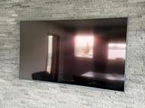 un téléviseur à écran plat fixé au mur d'un salon