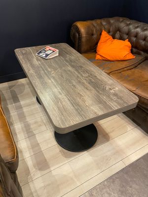 un canapé et une table dans une pièce aux murs bleus