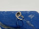 un gros plan d'une pierre bleue sur laquelle est posé une bague