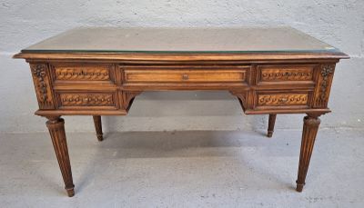 Bureau plat à caissons en bois teinté. - Photo 1