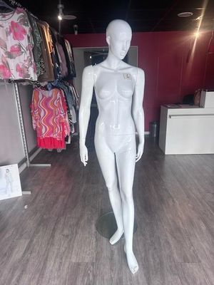 un mannequin dans un magasin de vêtements, avec des vêtements exposés