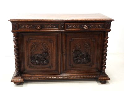 une armoire en bois dont les portes sont ornées de sculptures