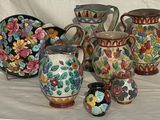 tout un tas de vases différents posés sur une table