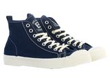 un gros plan sur une paire de baskets bleues sur fond blanc