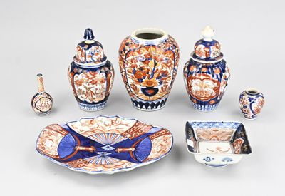 plusieurs pièces de poterie posées sur une table