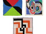 quatre œuvres d'art sont exposées sur une surface blanche