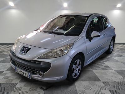 la photo d'une voiture argentée garée dans un garage