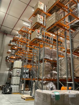 un grand entrepôt rempli de boîtes et de palettes