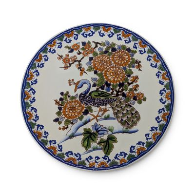 une assiette avec un oiseau et des fleurs