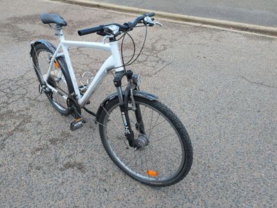 un vélo garé sur le bord de la route