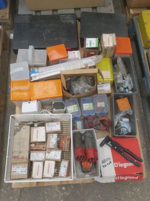 de nombreux cartons d'objets hétéroclites posés sur le sol