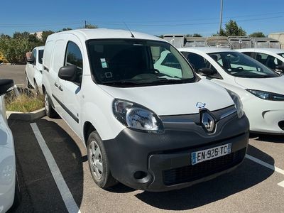 de nombreuses camionnettes blanches garées sur un parking