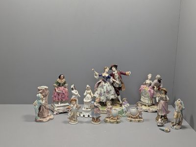 de nombreuses figurines posées sur une table
