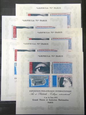 quatre timbres différents sur une feuille de papier représentant le visage d'une femme
