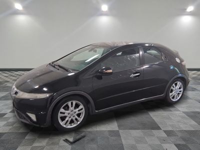 une photo d'une Honda Civic noire posée sur un sol à damier