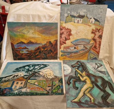 Plusieurs tableaux sont exposés sur une table recouverte d'une nappe blanche.
