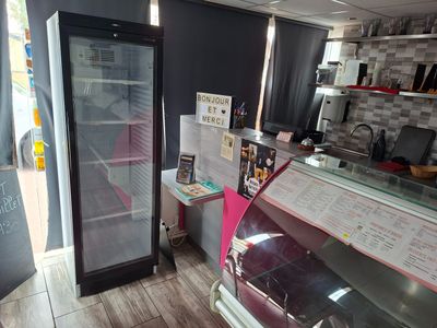 une vitrine en verre au milieu d'un magasin