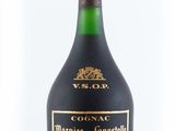 une image représentant une bouteille d'alcool sur fond blanc