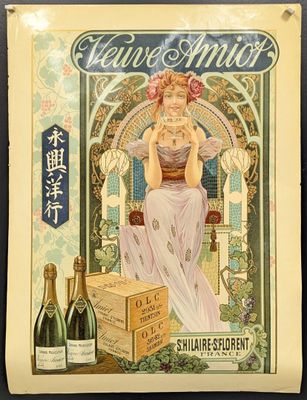 une ancienne publicité pour une bouteille de vin, sur laquelle on voit une femme assise sur une chaise